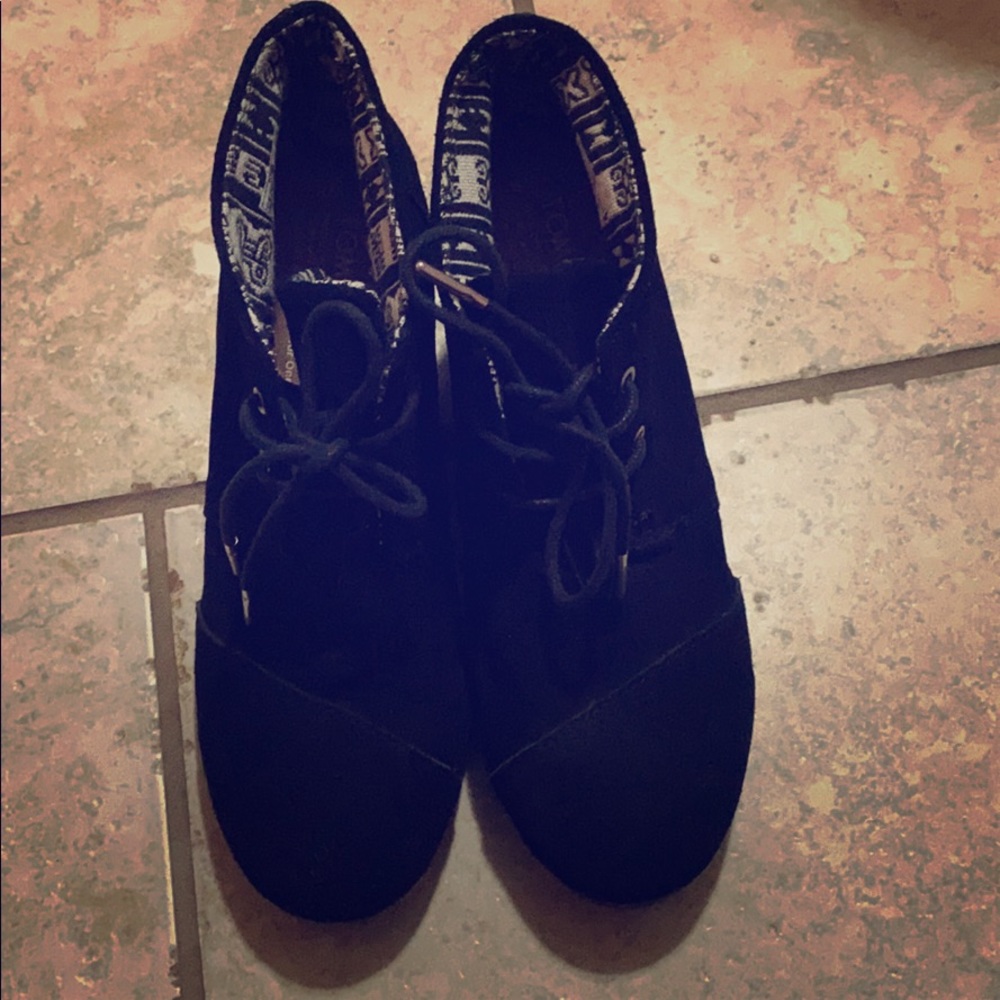 Toms Suede lace up booties. Size 8.